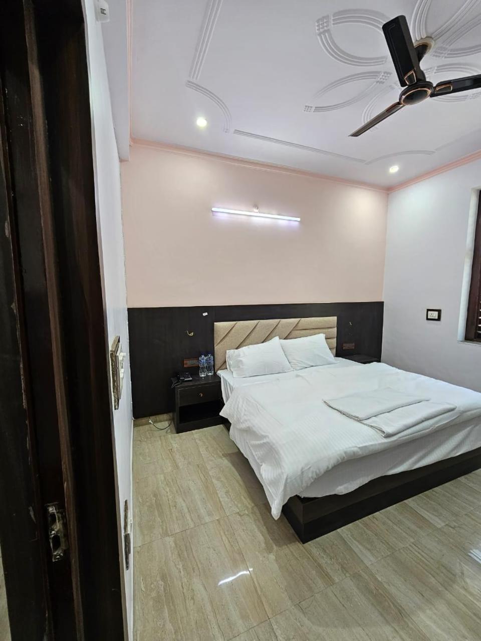 Shri Krishna Divine Dham Hotell Mathura Eksteriør bilde