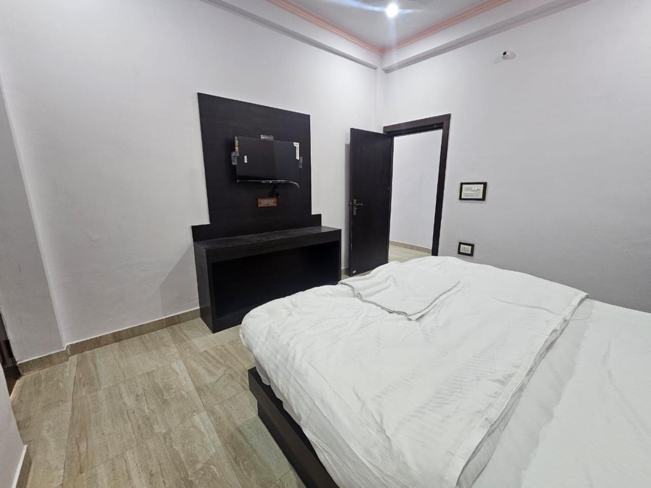 Shri Krishna Divine Dham Hotell Mathura Eksteriør bilde