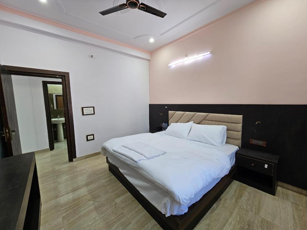 Shri Krishna Divine Dham Hotell Mathura Eksteriør bilde