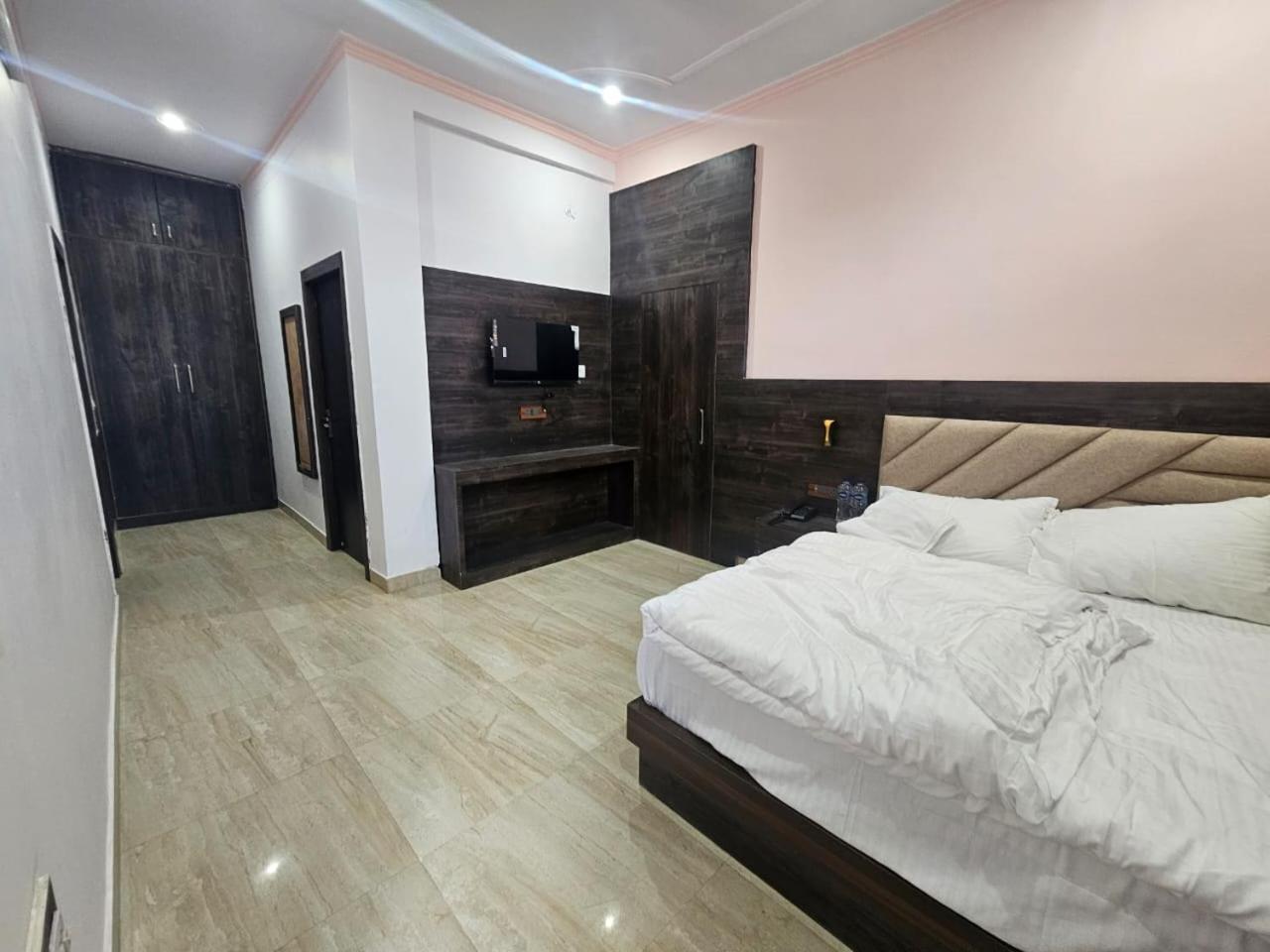 Shri Krishna Divine Dham Hotell Mathura Eksteriør bilde
