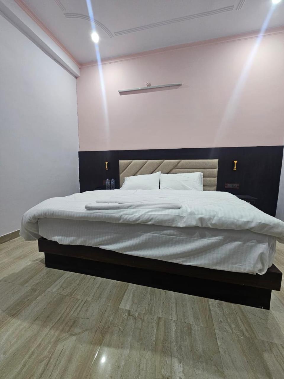 Shri Krishna Divine Dham Hotell Mathura Eksteriør bilde