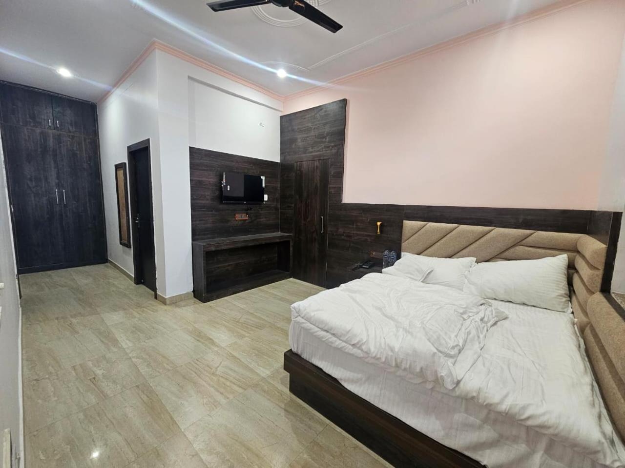 Shri Krishna Divine Dham Hotell Mathura Eksteriør bilde