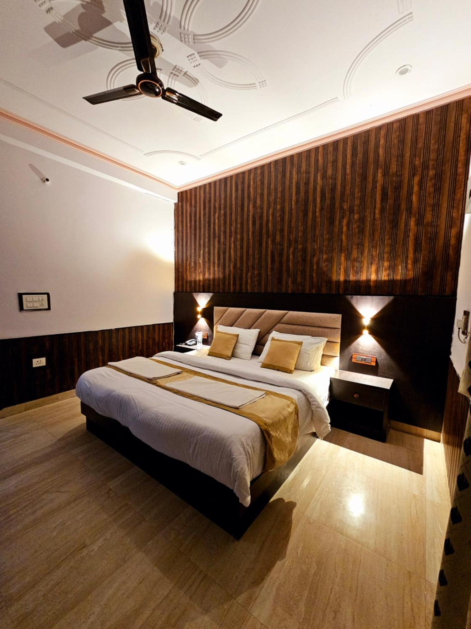 Shri Krishna Divine Dham Hotell Mathura Eksteriør bilde