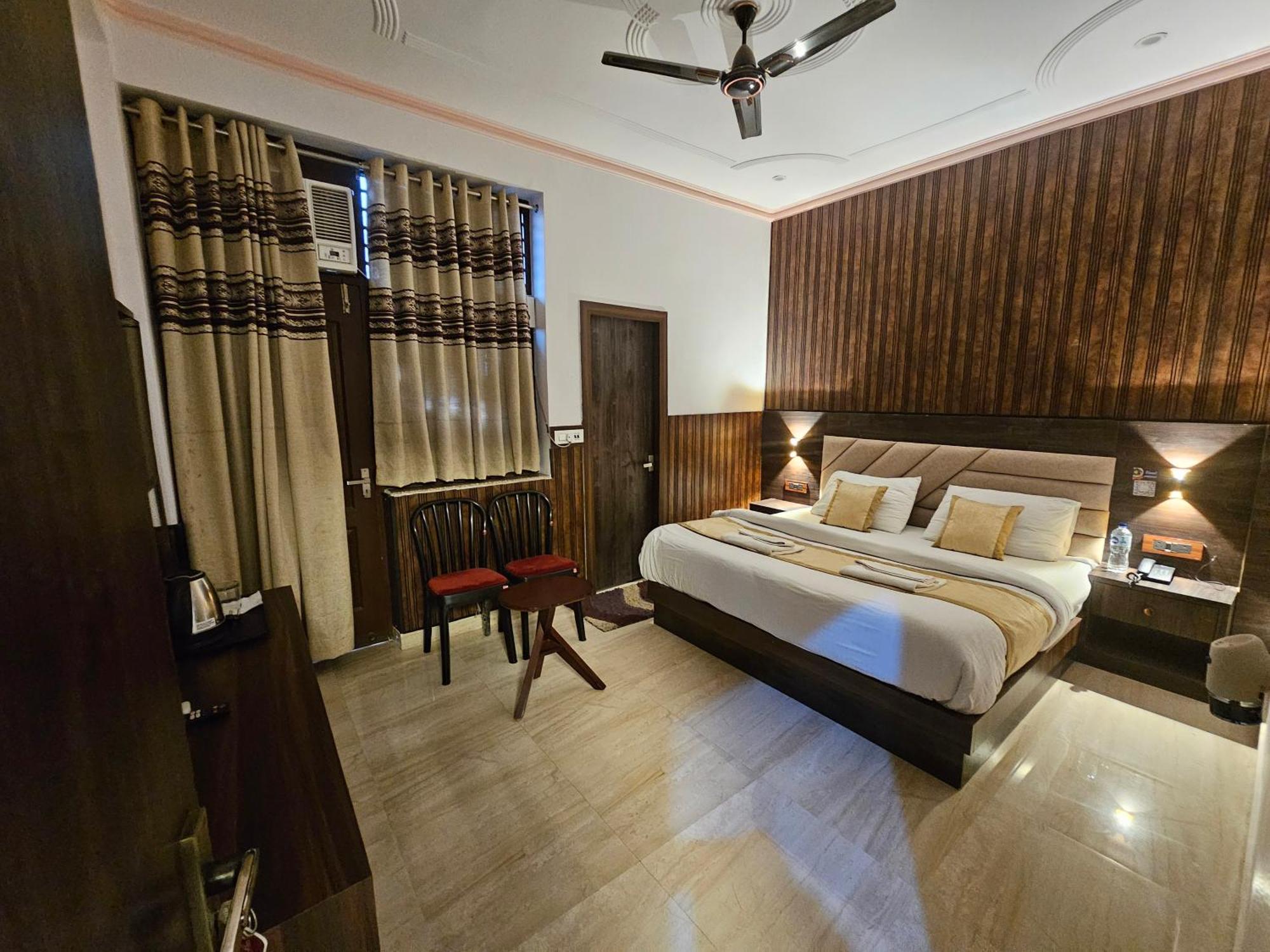 Shri Krishna Divine Dham Hotell Mathura Eksteriør bilde