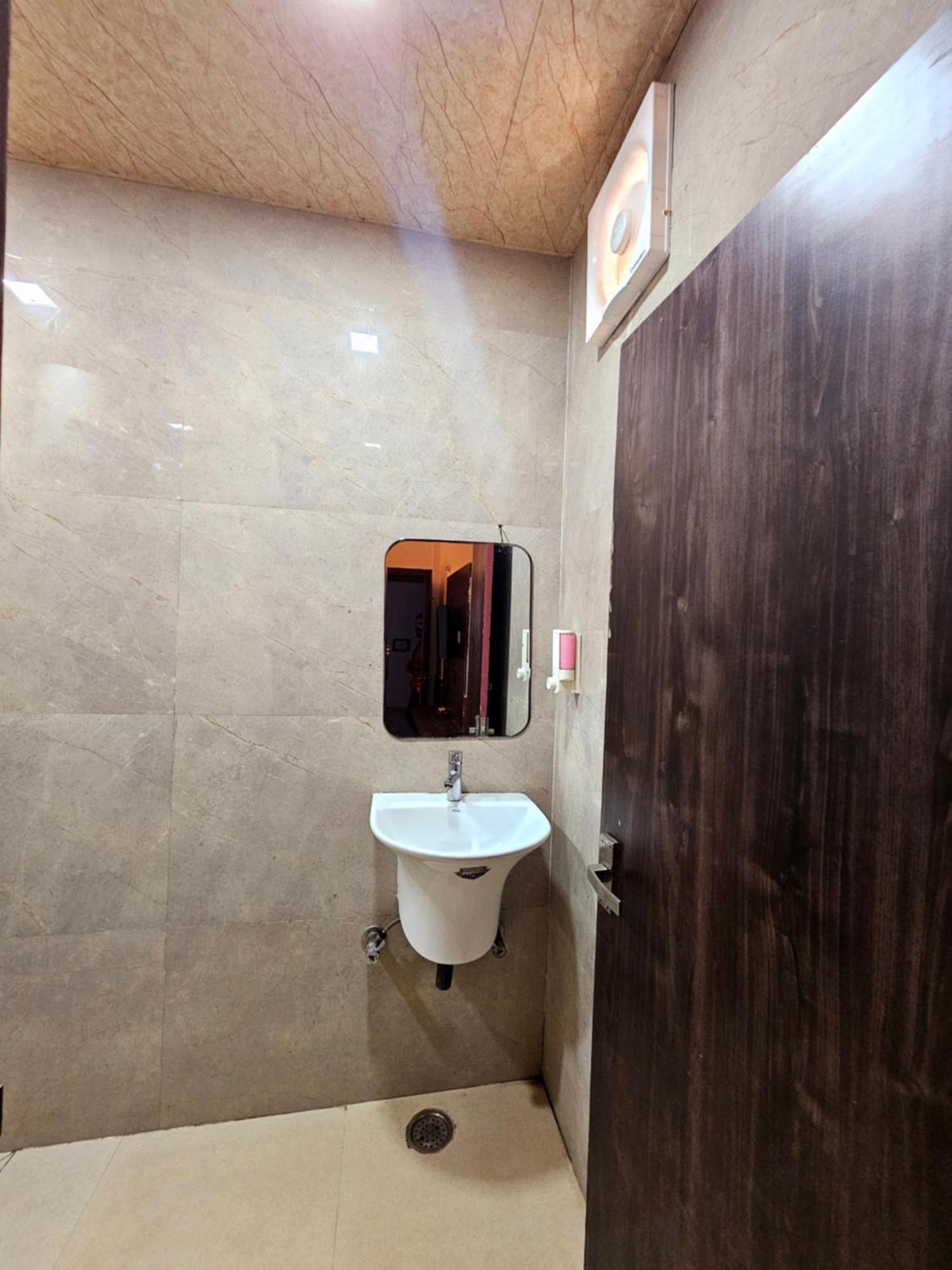 Shri Krishna Divine Dham Hotell Mathura Eksteriør bilde