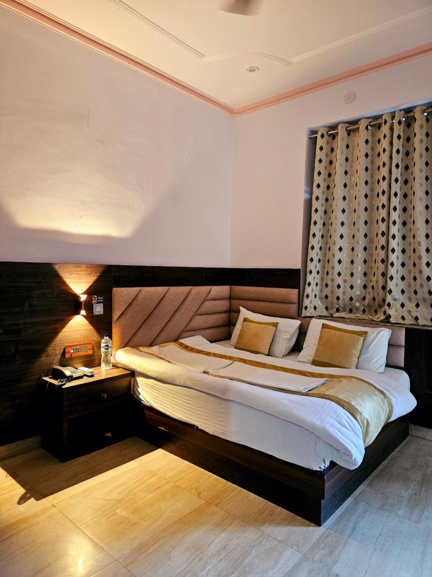 Shri Krishna Divine Dham Hotell Mathura Eksteriør bilde